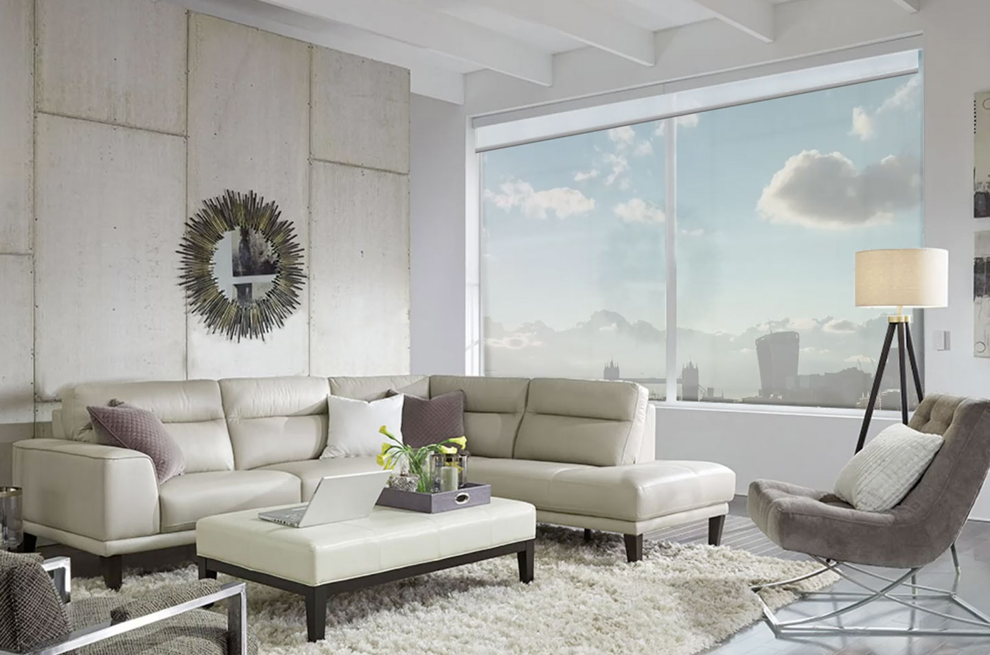 Siéntete más seguro con la ayuda de las persianas automáticas Lutron y controlando tus luces con RadioRA 3 Siéntete más seguro con la ayuda de las persianas automáticas Lutron y controlando tus luces con RadioRA 3